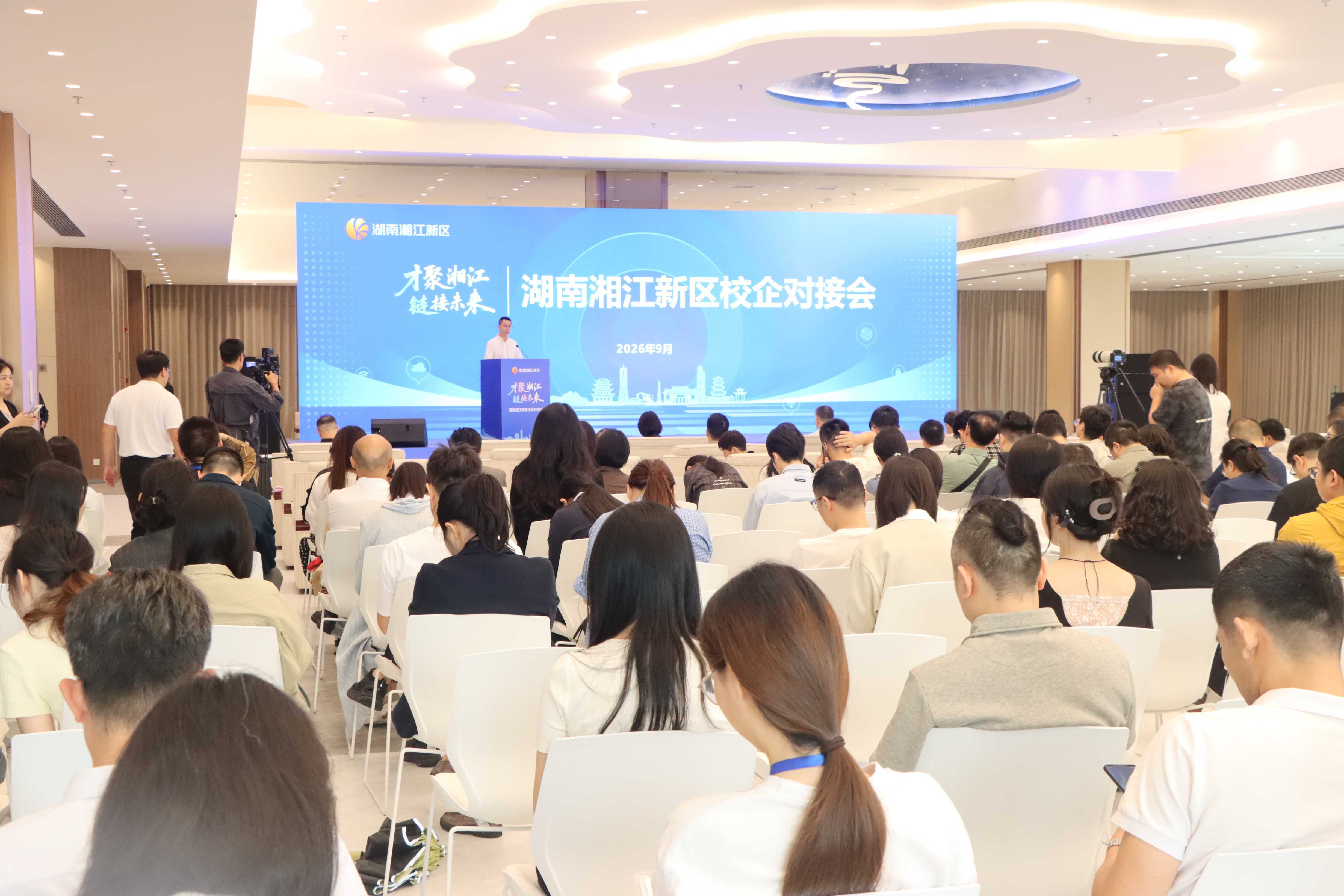 新职场人李万云登台分享从校园到职场的角色跨越。 胡谦 摄