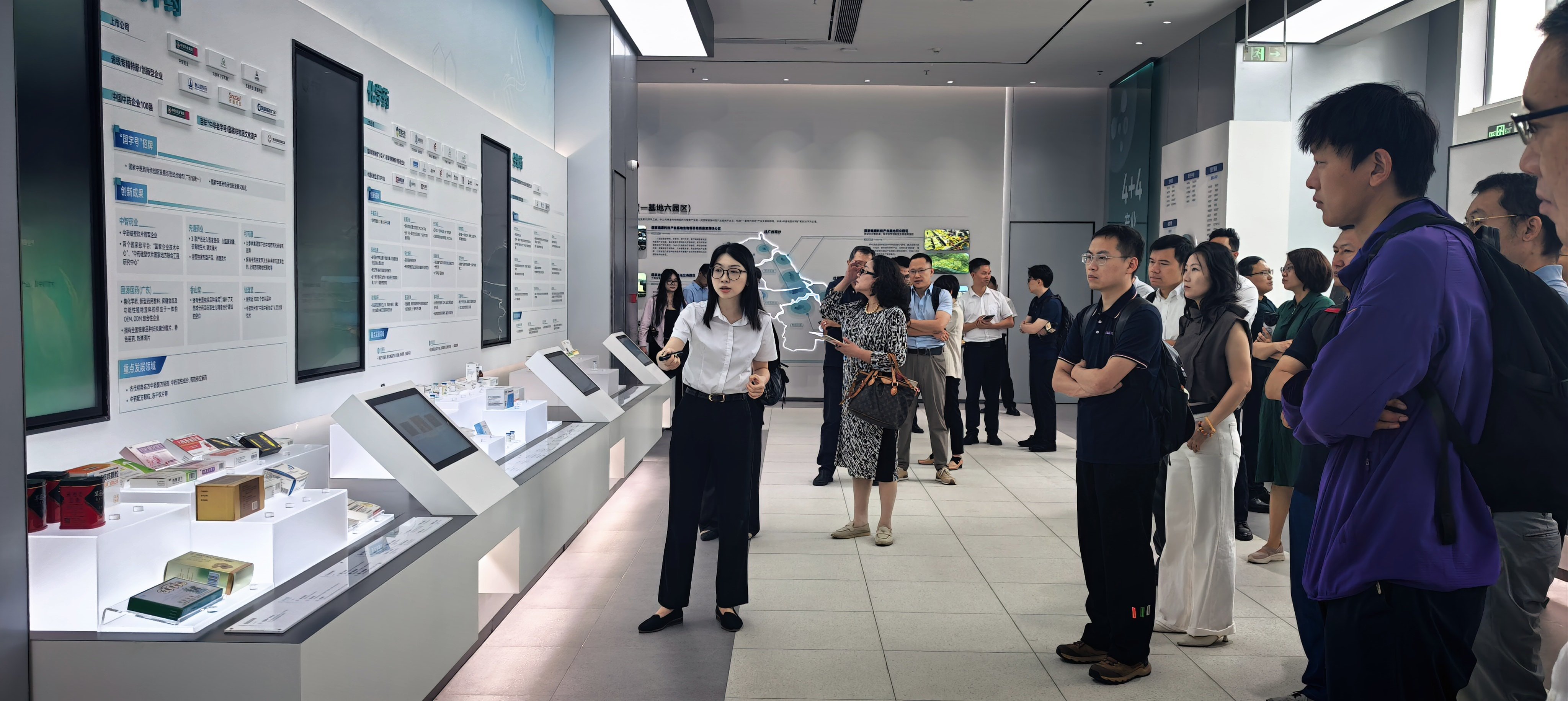 与会企业参观中山国家健康科技产业基地展厅