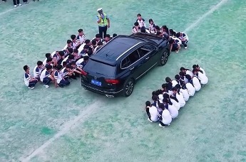 阜阳颍上交警实景教学“安全开学第一课”：如何避免“开门杀”