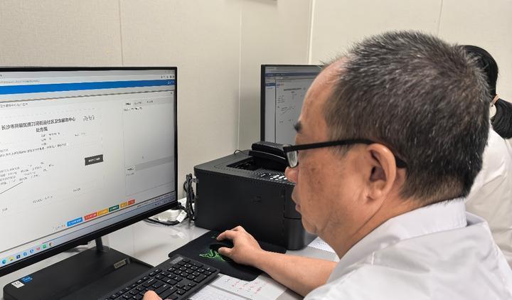 长沙市开福区城市医疗集团处方审核中心的药师正在审方。新华社记者帅才 摄