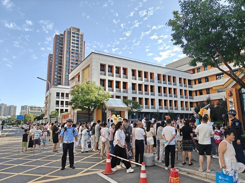 交警一大早在学校门口保障