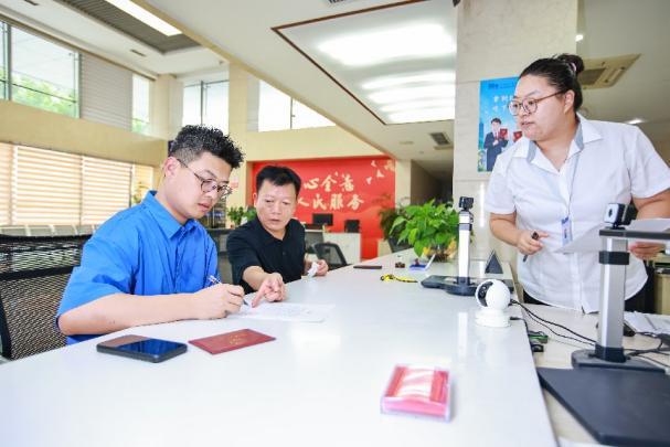 面向新市民、青年人发出首张共有产权房不动产权证书:泰州靖江加速推进共有产权住房试点工作