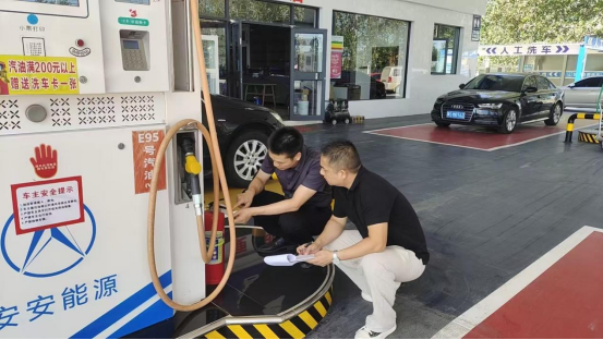 河南淮滨：加油站里“考”安全应急办现场示范灭火器操作(图1)
