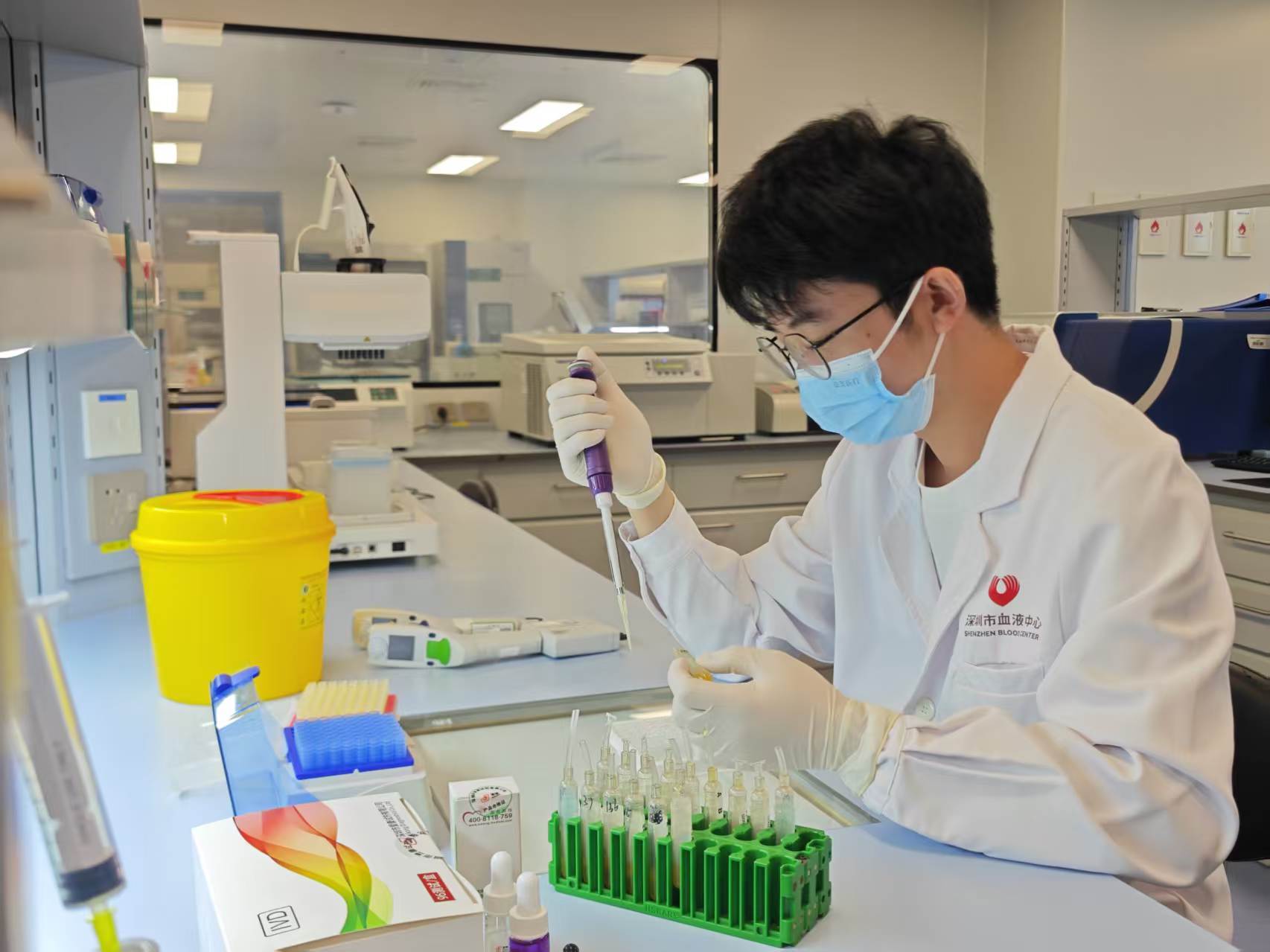 输血医学研究所工作人员正在进行实验