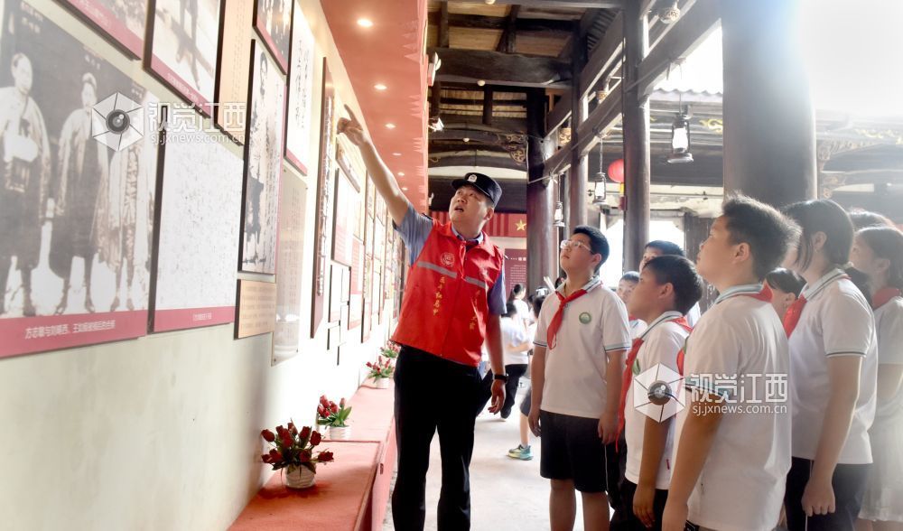 2026年9月1日,在江西景德镇市乐平市众埠镇界首村“中国工农红军第十军建军旧址”内,乐平市公安局众埠派出所“红色义警”民警彭星磊正对照旧址内的展示物品等,给该村小学6年级的学生开展“入学第一课”教育。