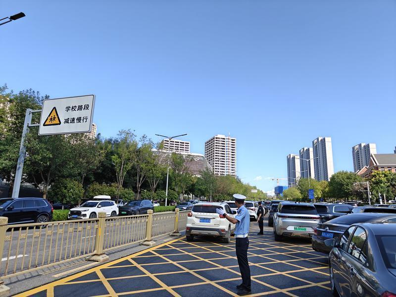 护学岗交警在学校门口执勤