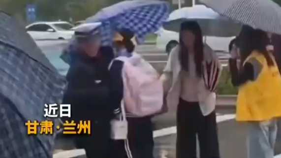 交警雨中抱学生过马路　网友点赞最暖托举