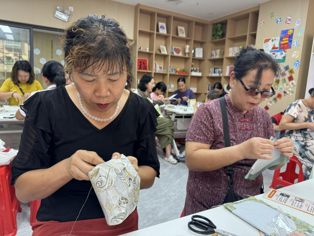 “政策暖心护夕阳，巧手传情乐永丰”西乡街道永丰社区长者兜底政策宣传暨非遗手工活动