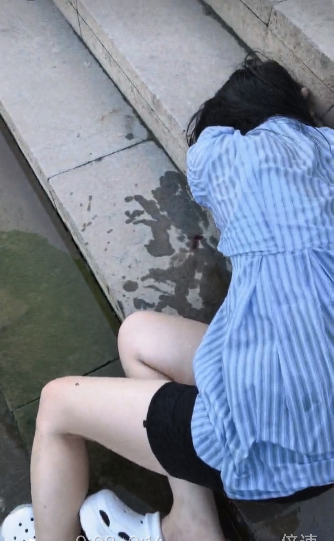 江边钓鱼遇女子两次跳江 男子冒险下水救人