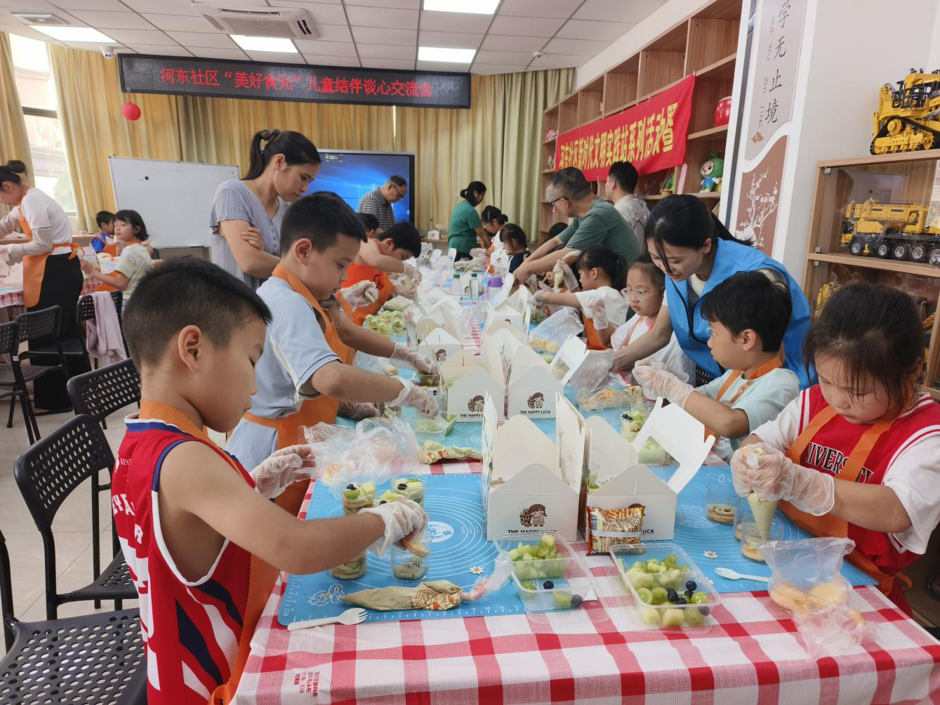 以食为媒促同辈交往！——河东社区“美好食光”儿童结伴谈心交流会