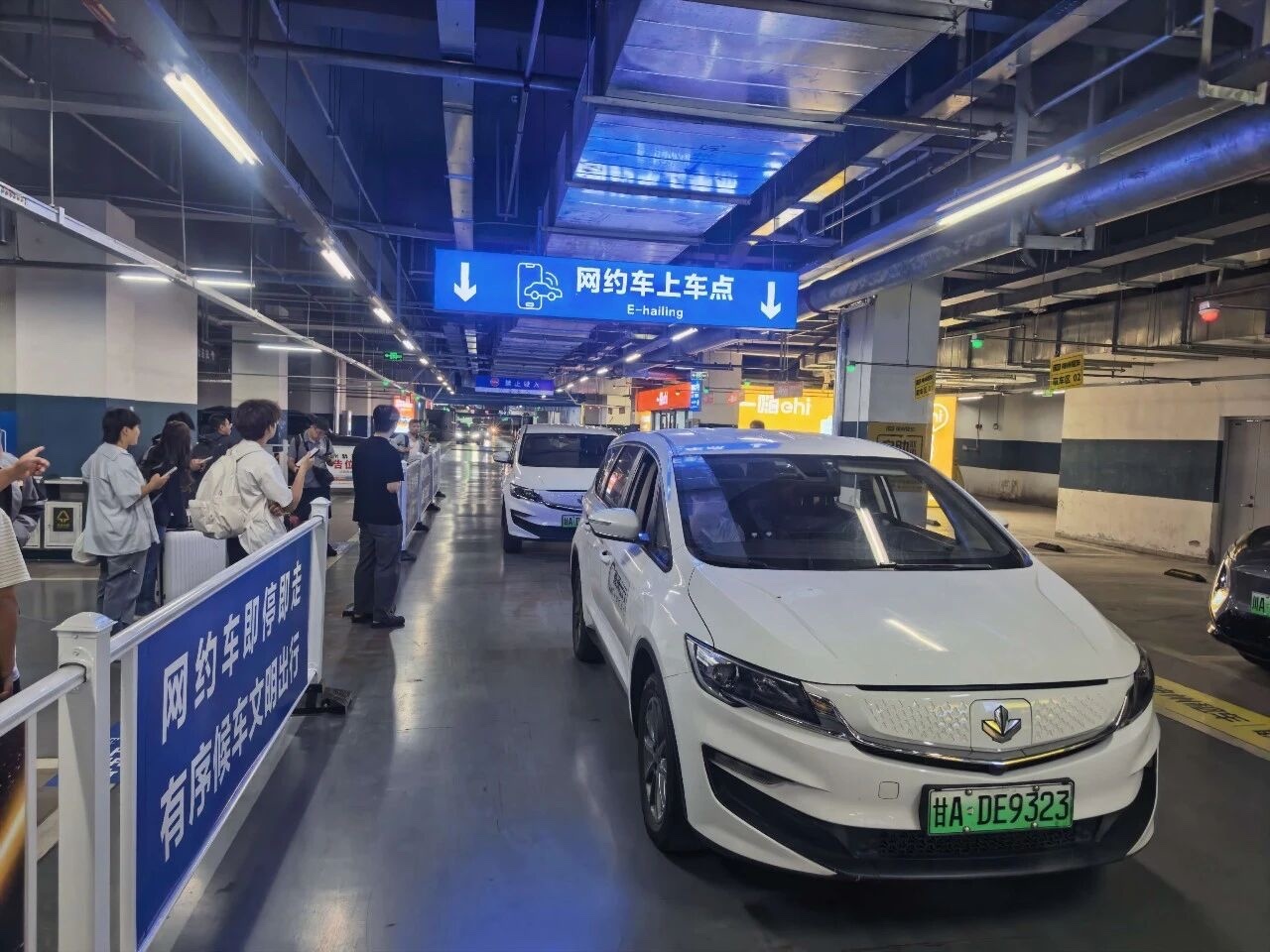 专用护栏将旅客候车区与车辆通行区进行分隔
