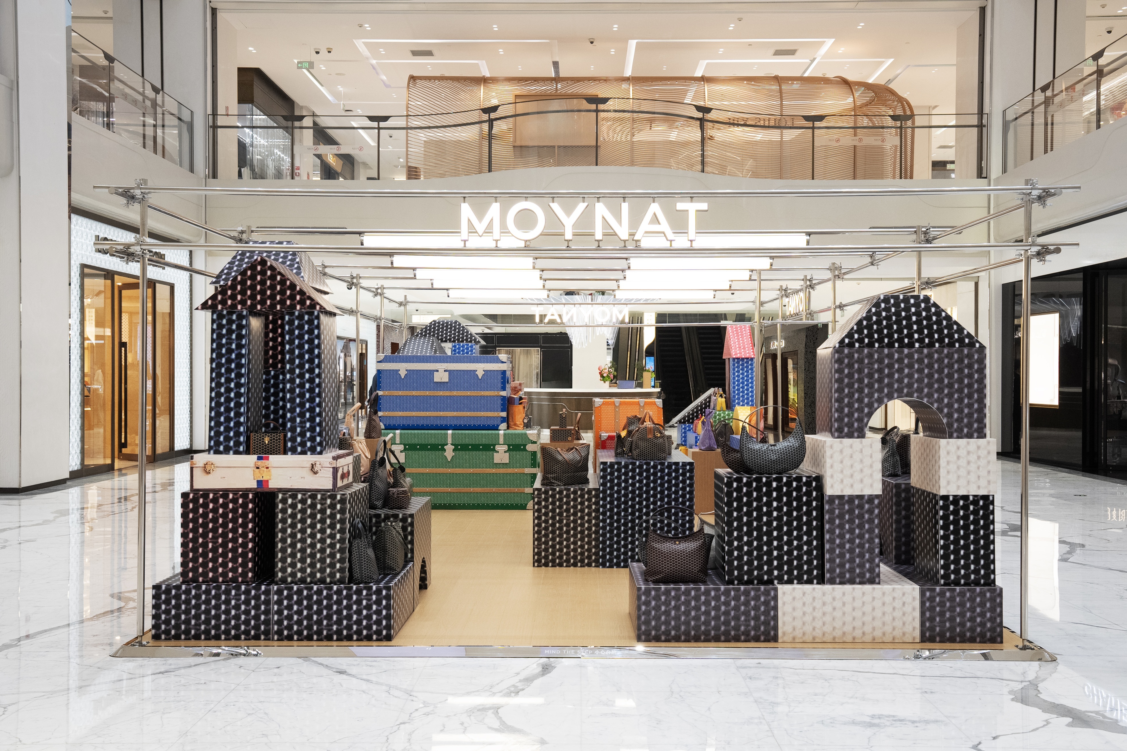 Moynat北京SKP限时精品店启幕 携手艺术家巨巨打造特别装置
