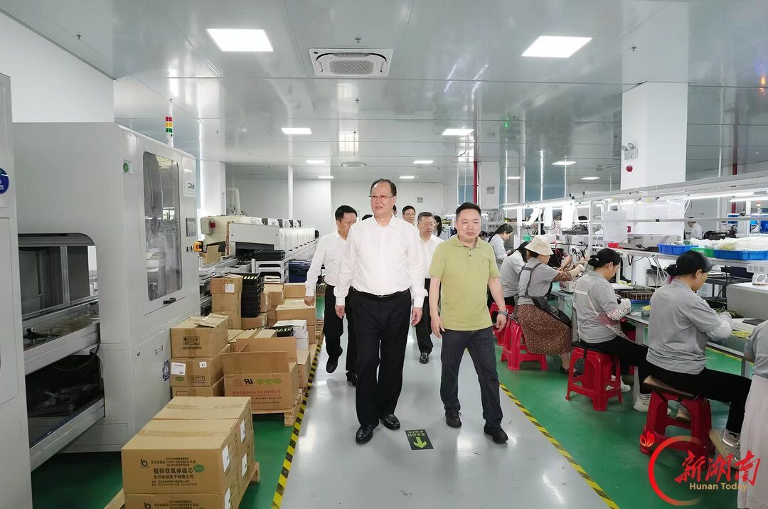 毛伟明在峰亚电子调研。