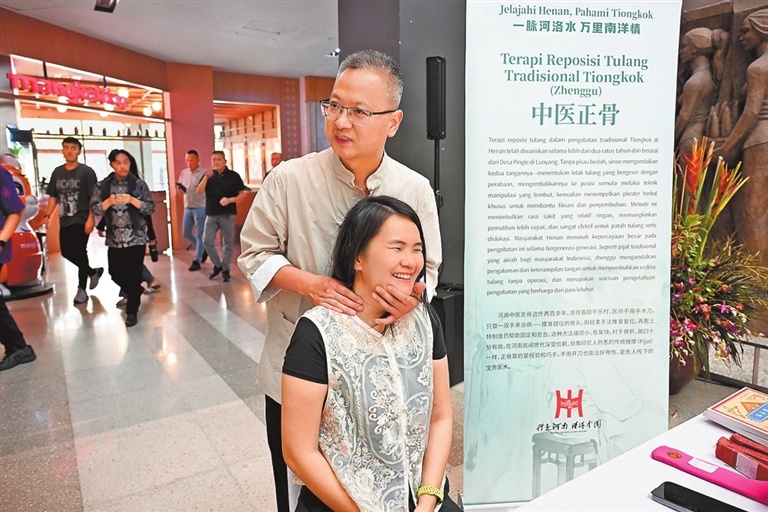 当地市民体验中医正骨。