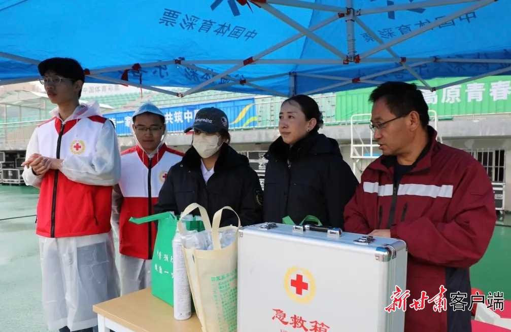 体育馆内志愿者和医疗人员做好各项准备工作 本文图片均由甘南州融媒体中心提供
