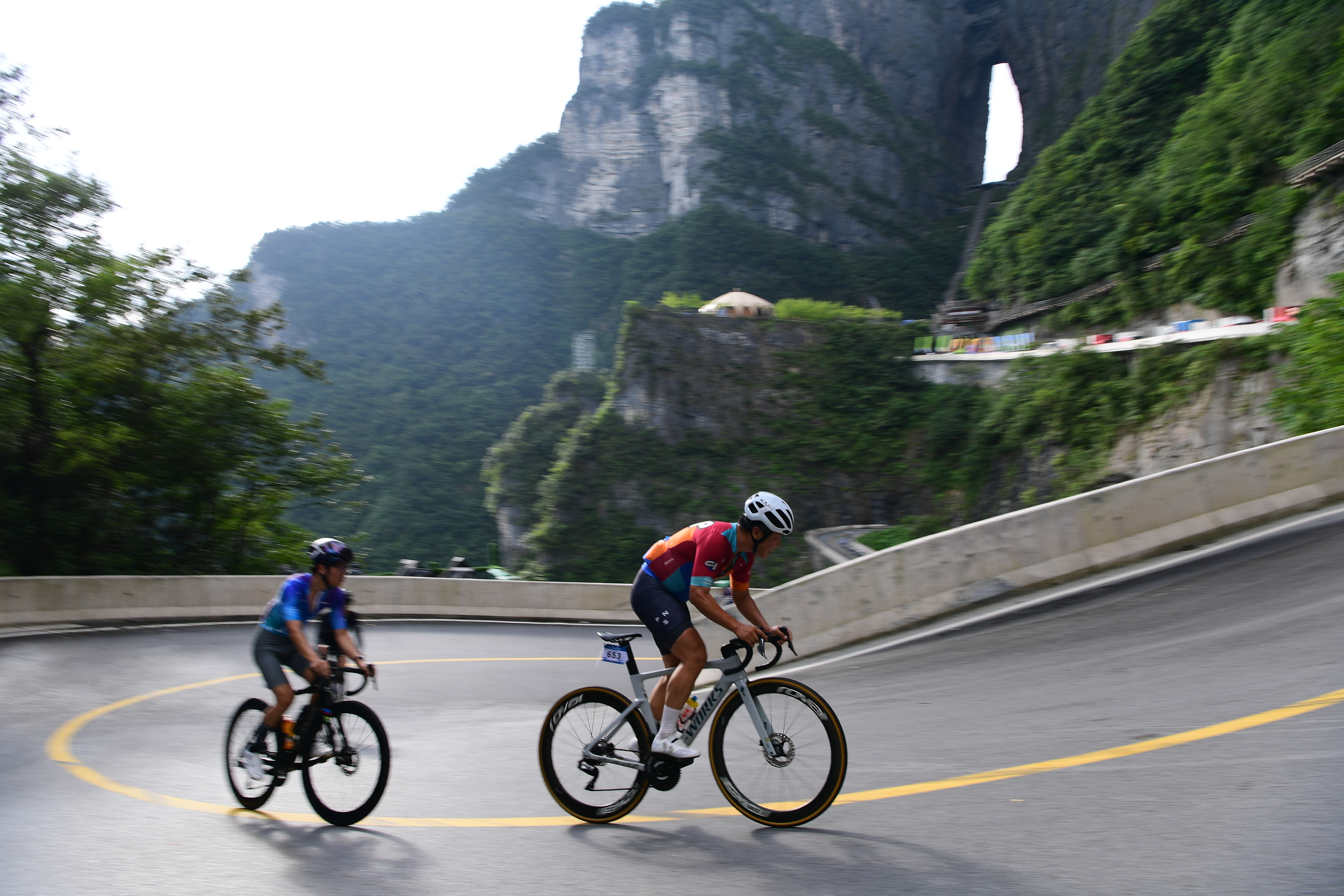 2026天门山自行车嘉年华举行 1531名骑手竞速山水间