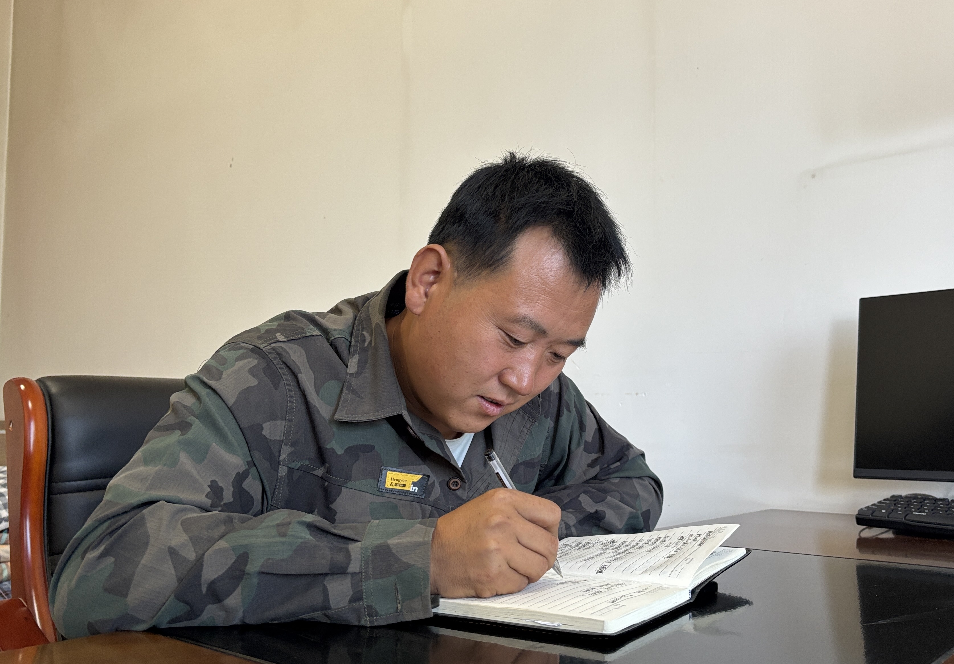 （图片为灵台县西屯镇南头村党总支副书记姚海）