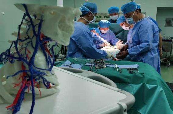 图:多团队合作手术照片
