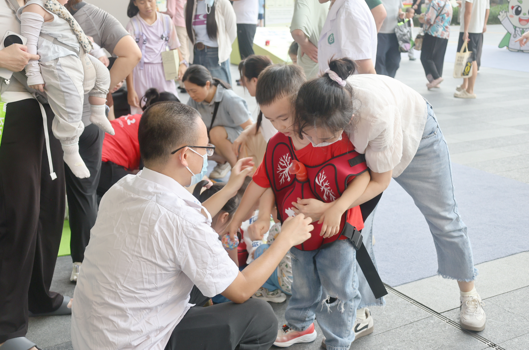 强身心&middot;涨健识｜“黄金四分钟”现场教！龙岗区七院把急救课堂搬进市民广场