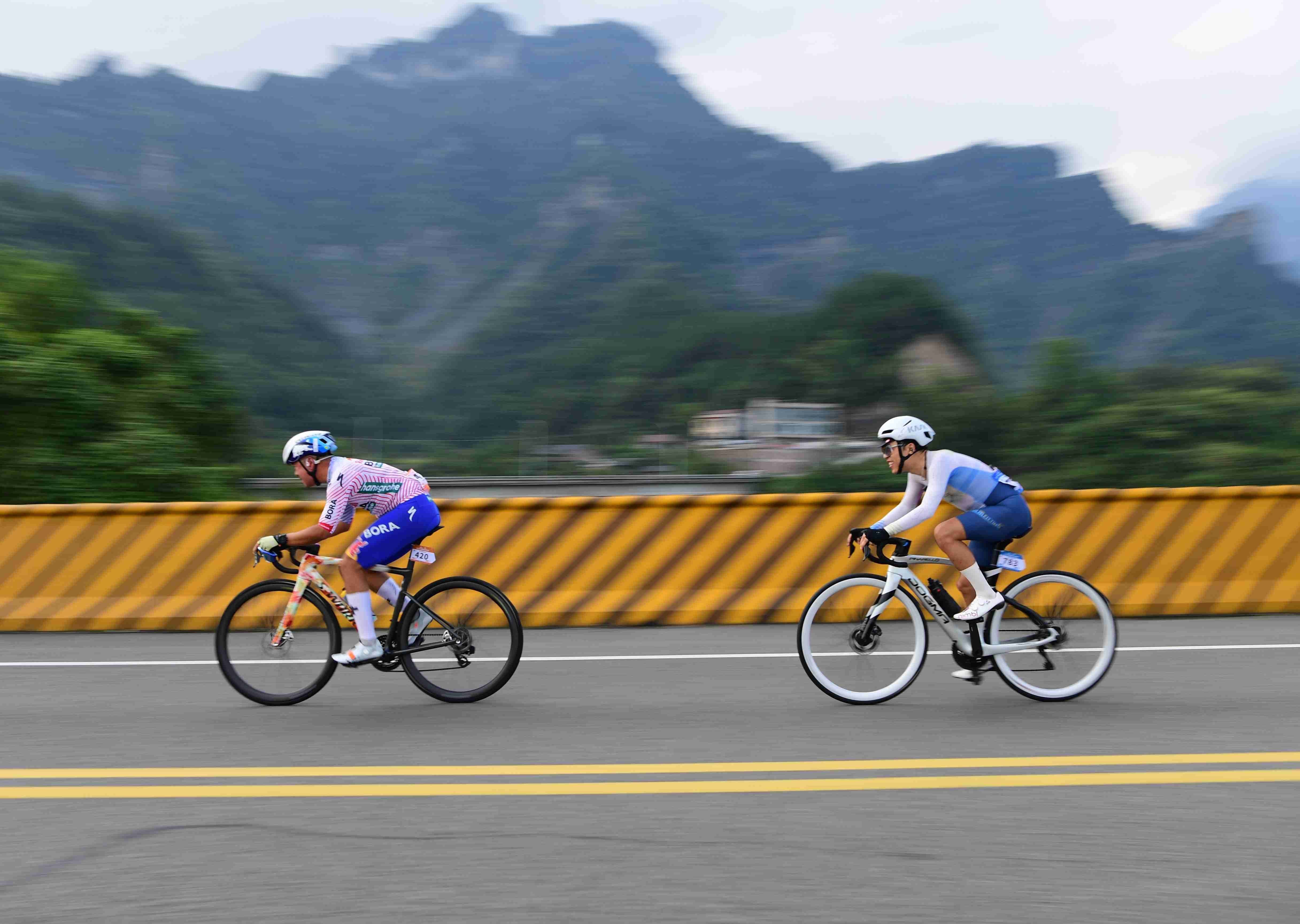 2026天门山自行车嘉年华举行 1531名骑手竞速山水间
