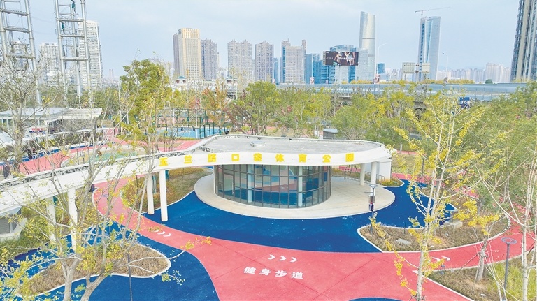 在赣州蓉江新区玉兰路口袋公园内，健身器材与休闲步道掩映在绿树丛中。通讯员 朱文奎摄