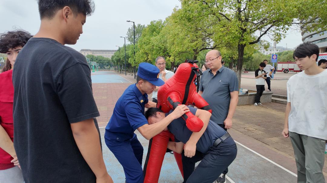 ▲现场师生积极参与实操