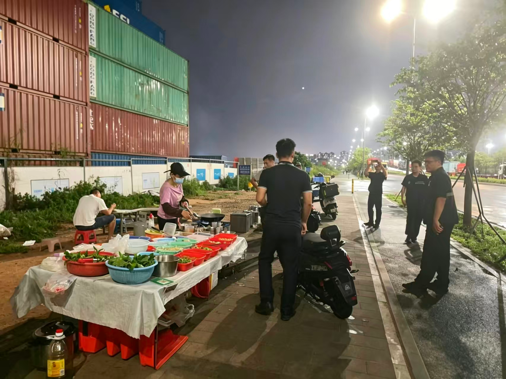 整治占道经营乱象 规范城市经营秩序