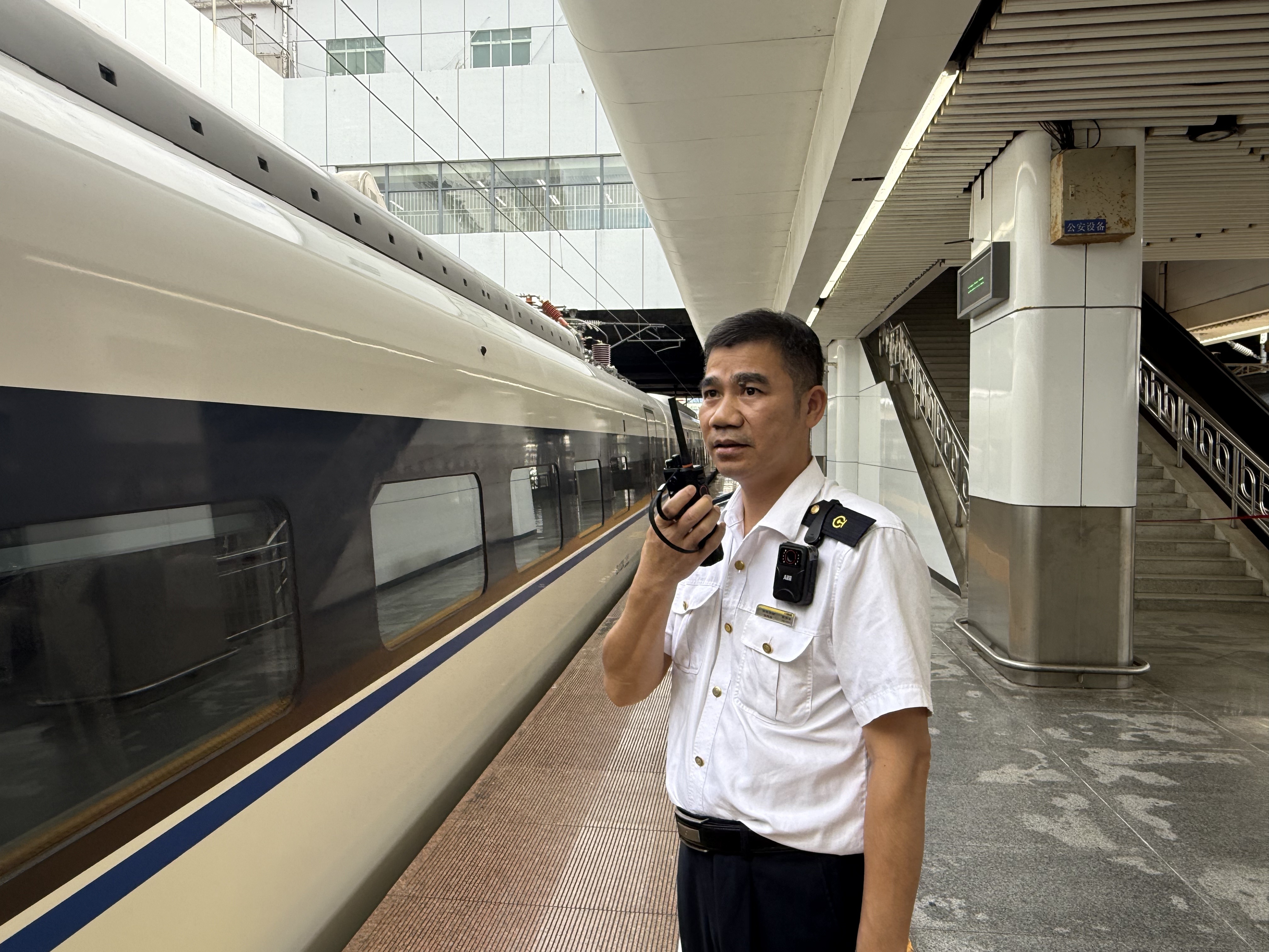 站台守护者,每天两万步护航暑运平安