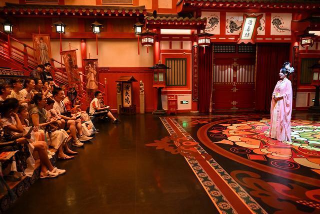 在西安长安十二时辰主题街区，实景剧本游戏《大唐永不眠》NPC正在为玩家讲解剧情。新华社记者 邹竞一 摄