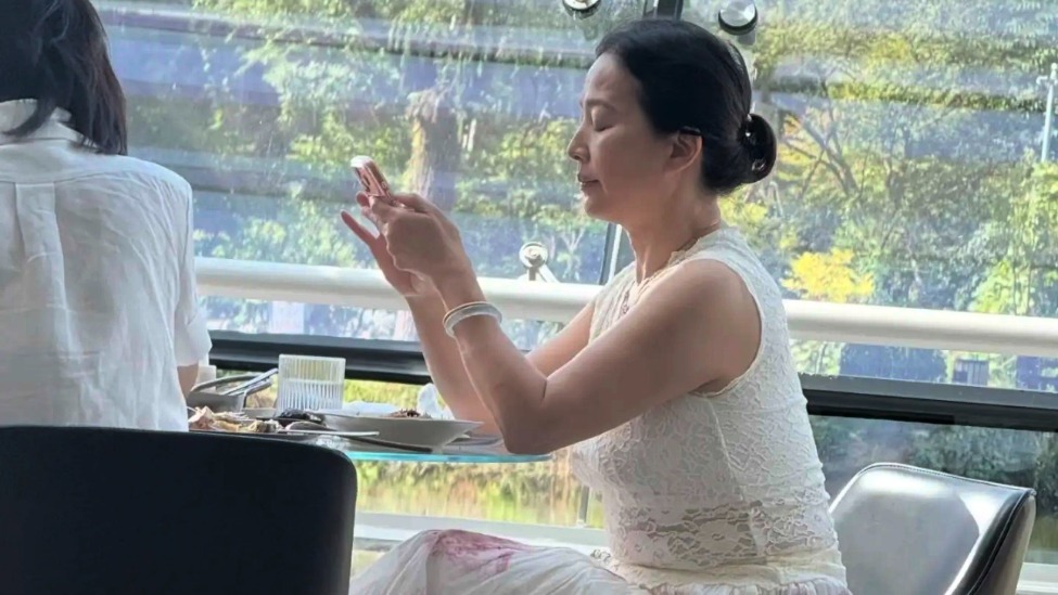 刘亦菲妈妈和友人喝茶，67岁气质状态出众