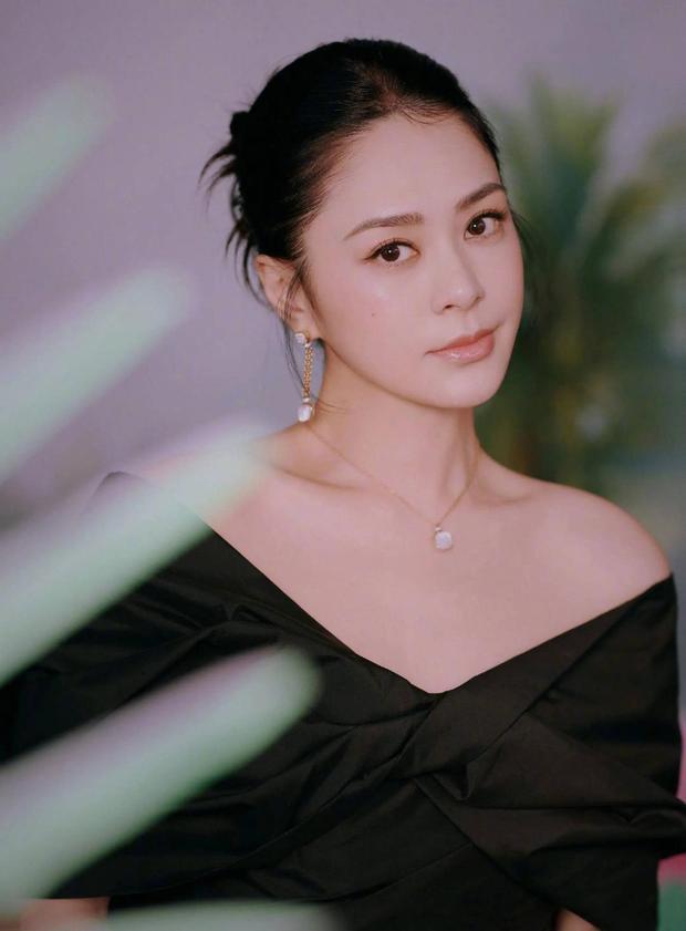阿娇面露温柔浅笑，女神范儿十足。