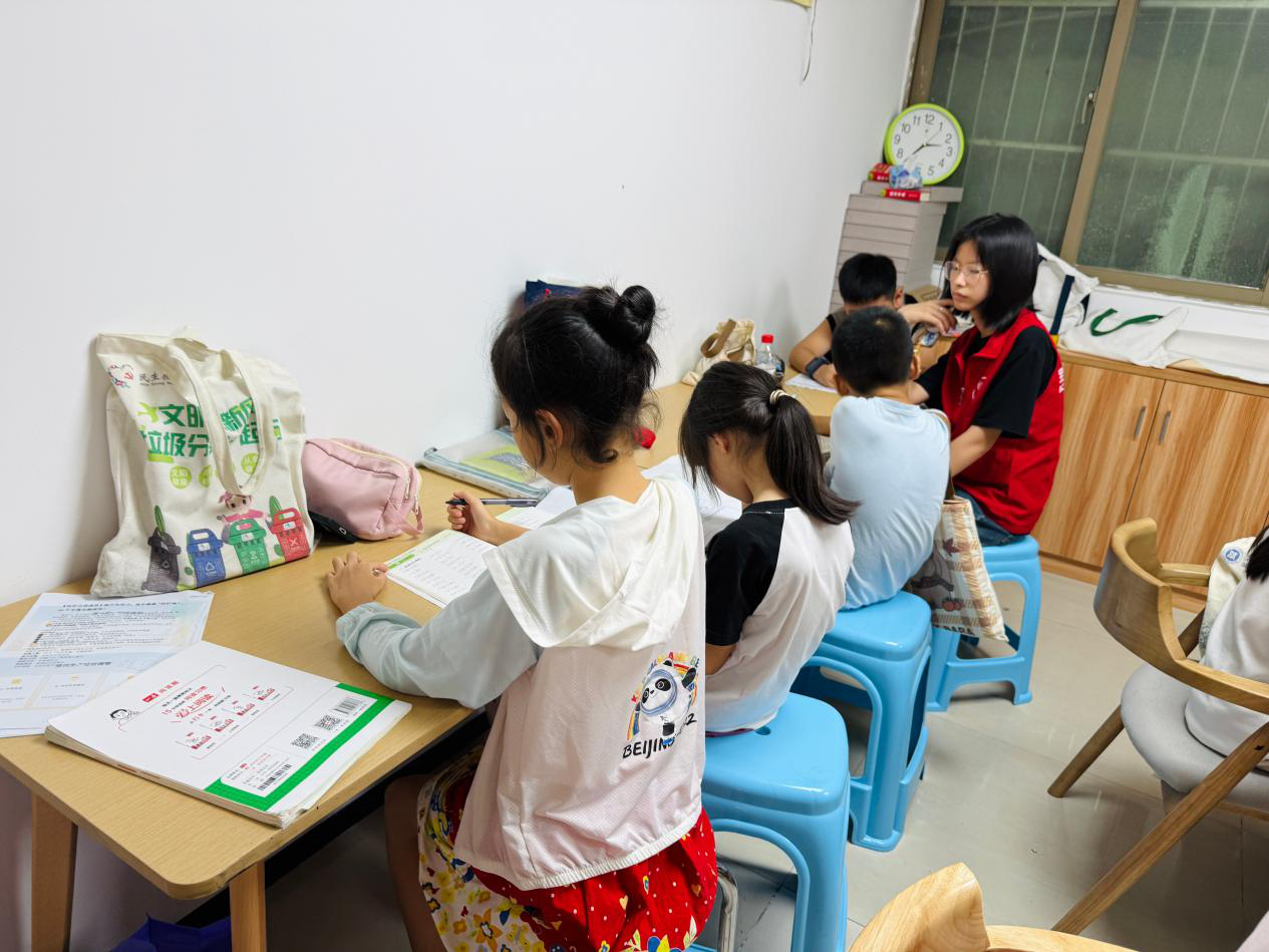 西乡街道固戍社区“志愿青苗&middot;童学加油站”圆满收官，工作人员志愿联动护航暑期成长