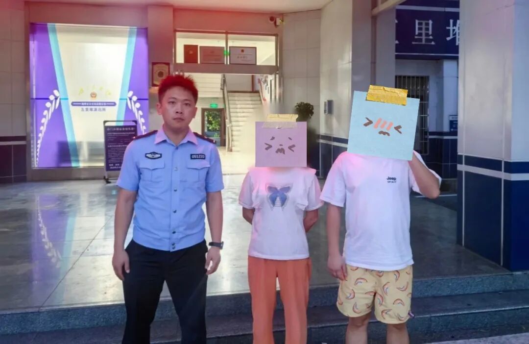 ▲民警、嫌疑人及家属在派出所门前