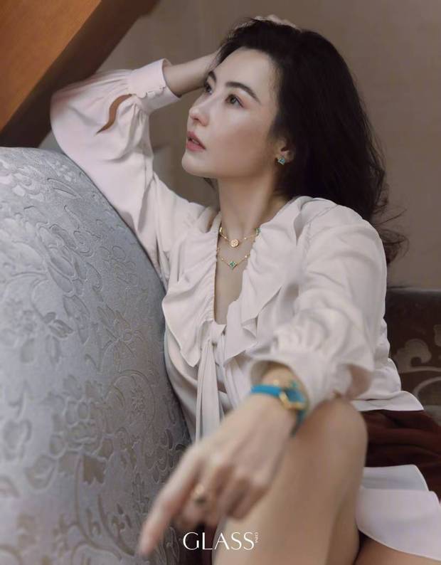 张柏芝慵懒随性。