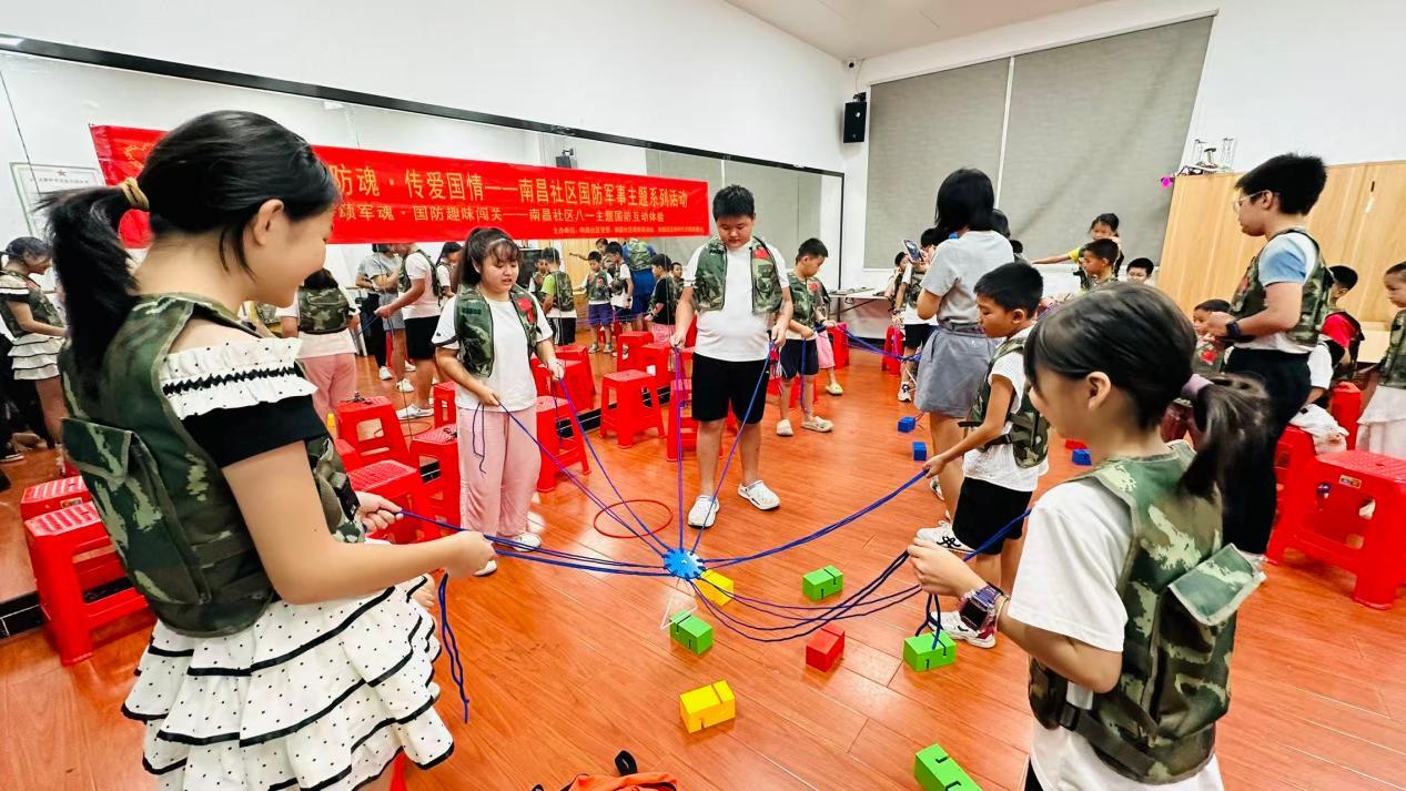 活动现场气氛热烈、活力满满。辖区青少年踊跃参与，大家精神饱满、斗志昂扬，全身心投入各个闯关环节。在挑战过程中，孩子们不畏困难、敢于拼搏、团结互助，展现出朝气蓬勃、坚毅果敢的精神面貌。每当顺利完成一项挑战，孩子们都收获满满的成就感，在轻松愉快的体验氛围中，潜移默化地汲取国防知识，厚植爱国拥军情怀。