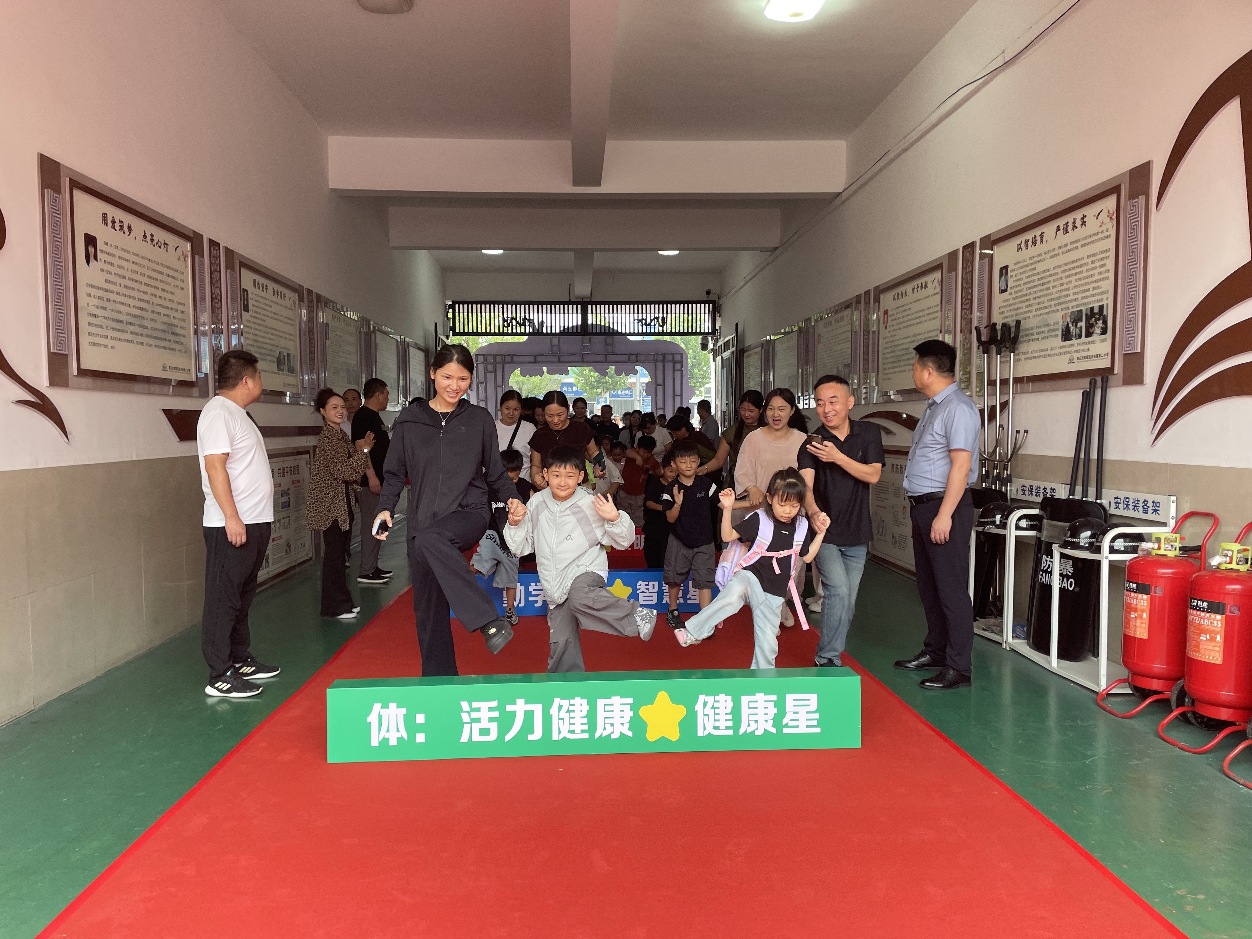 筑梦启航 向阳而生！商丘市梁园区民主路第二小学开展新生入学欢迎礼活动