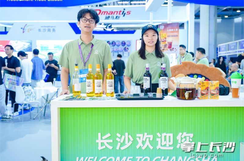 精品好物汇聚长沙馆。消费电子、新能源、医疗器械、文化创意、食品餐饮等品类琳琅满目。