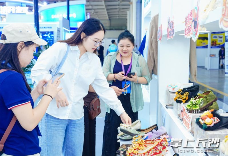 长沙品牌舞绣缘非遗虎头鞋、新中式女鞋人气颇高。均为长沙晚报全媒体记者刘捷萍摄