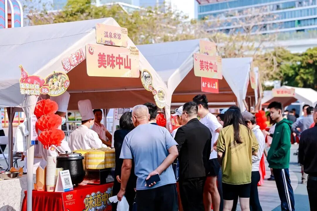 “广货行天下·中山百货进深圳”活动现场中山美食吸引大批民众品尝。