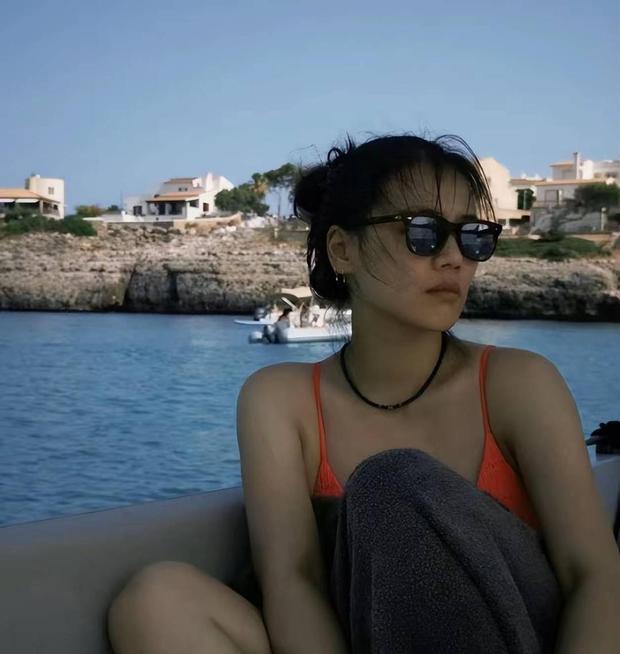 马思纯戴墨镜又美又飒。
