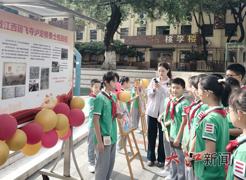 小学生聚在一起聆听长征故事。