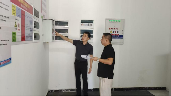 河南淮滨：加油站里“考”安全应急办现场示范灭火器操作(图2)