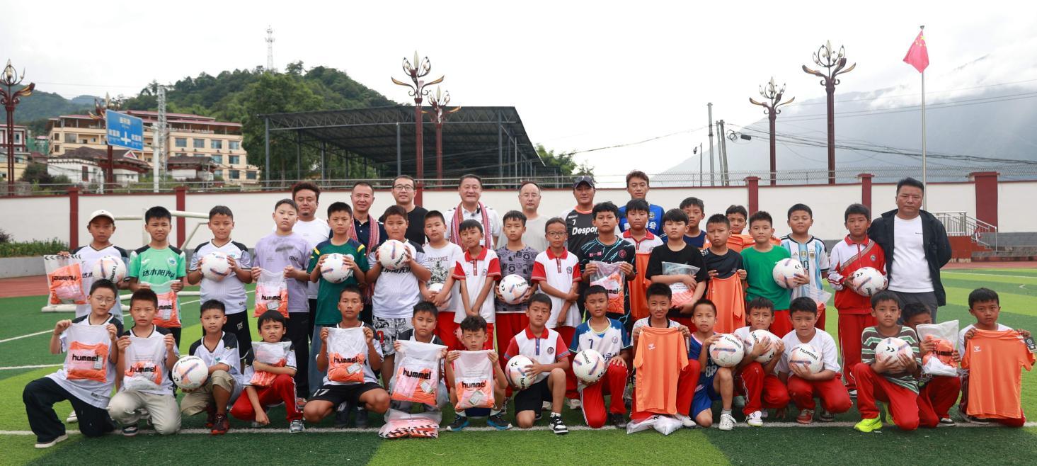 （马明宇团队给墨脱完小、墨脱县达木珞巴民族乡小学捐赠足球装备）