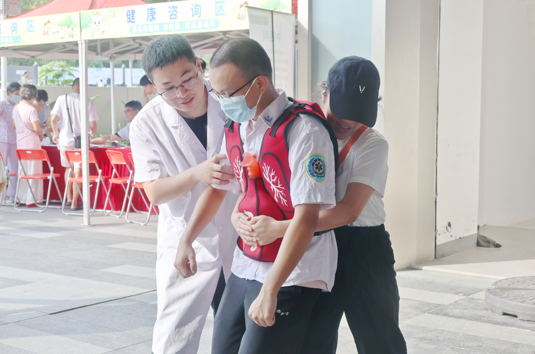 强身心&middot;涨健识｜“黄金四分钟”现场教！龙岗区七院把急救课堂搬进市民广场
