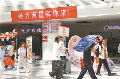 志愿者引导高校新生前往“青春第一站”服务专区