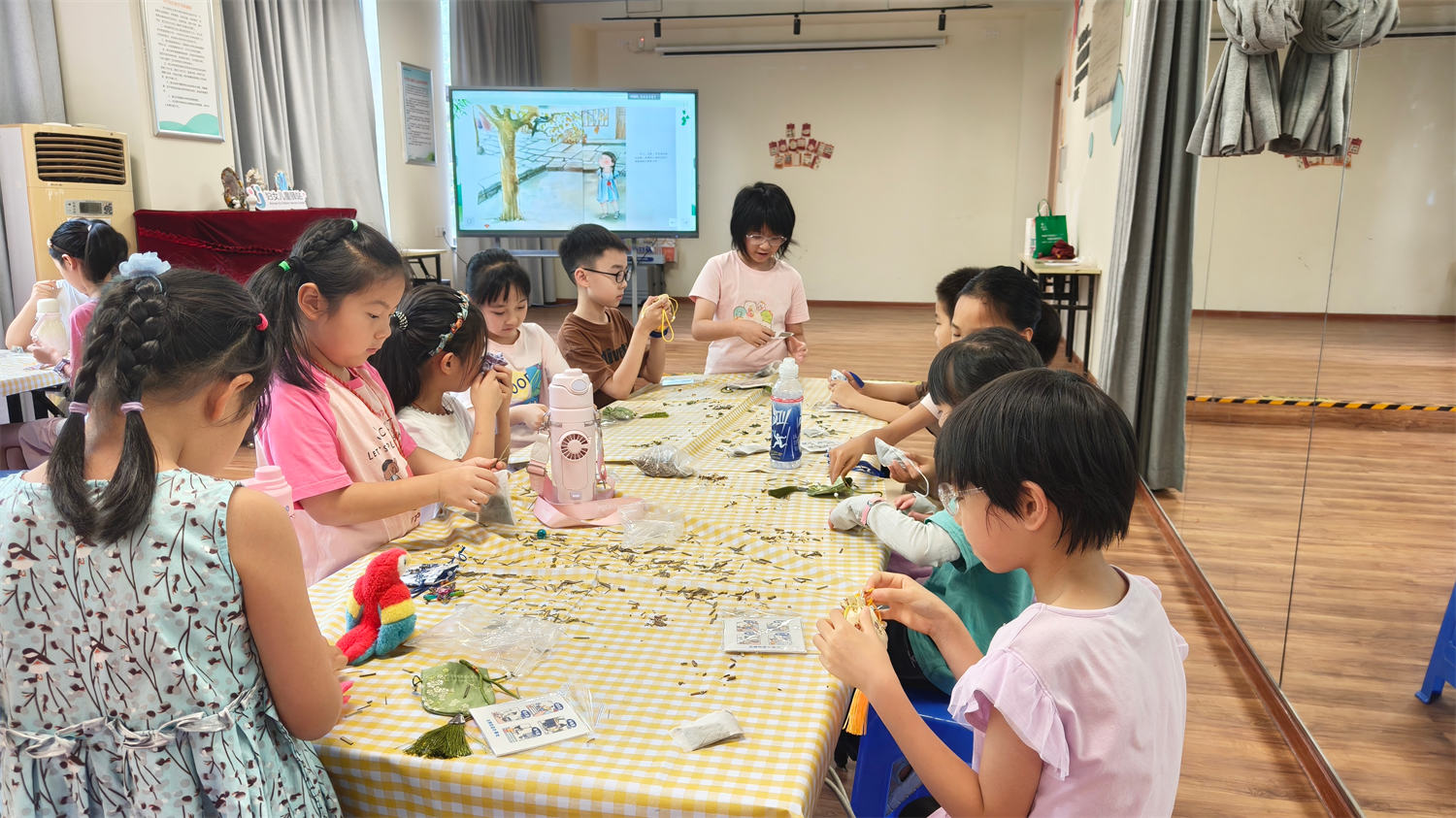 旧布新颜,指尖生花——香囊、书签手工实践活动