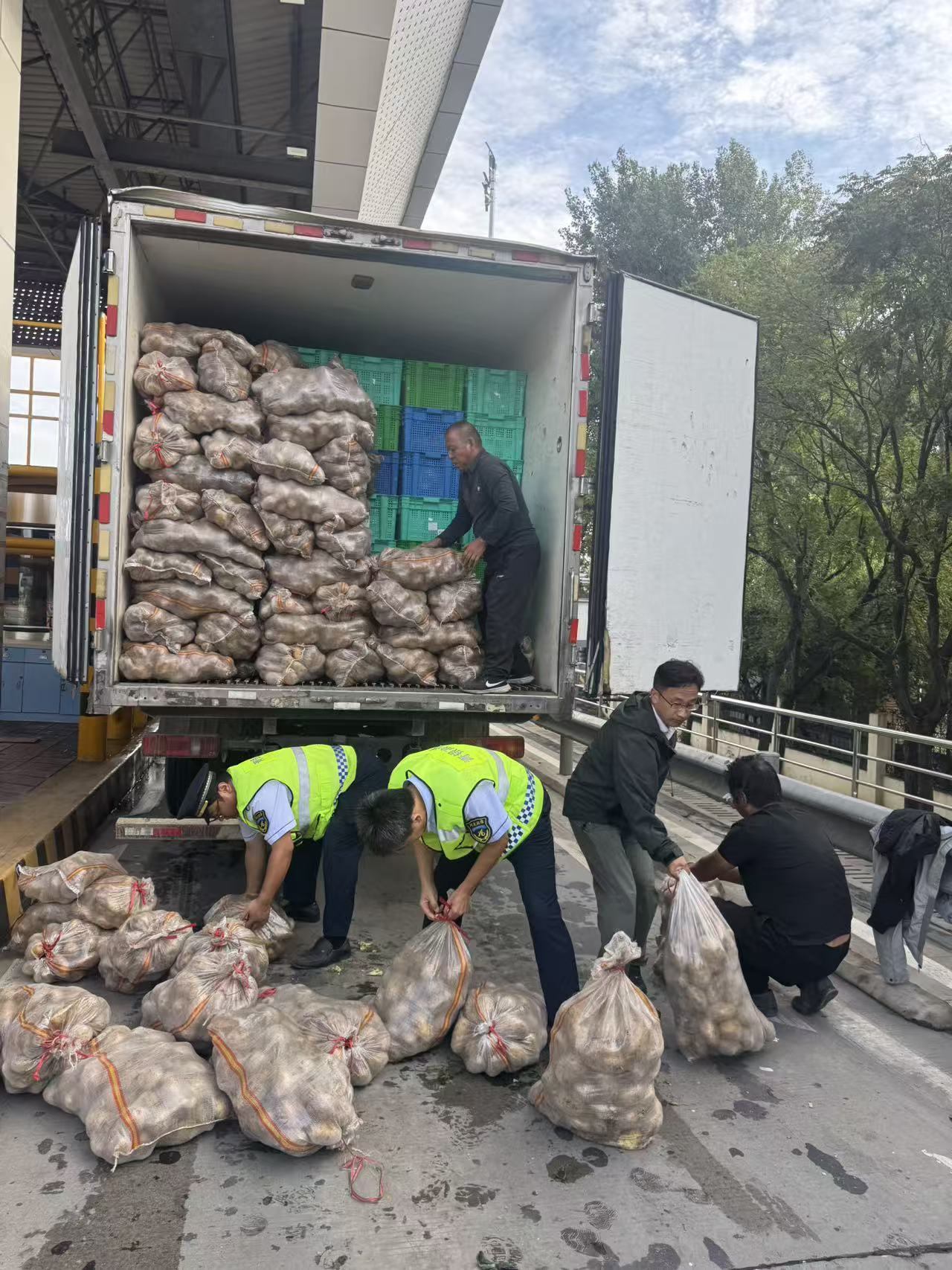 河北高速集团青银分公司栾城收费站：绿通货物意外散落 暖心相助守护通行