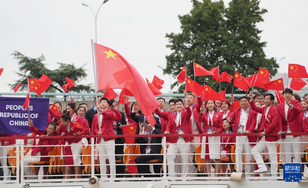 2024年7月26日,中国体育代表团在巴黎奥运会开幕式上。新华社记者 吕小炜 摄