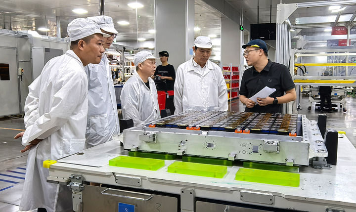 ▲专家组在湘潭闪聚电池有限公司现场走访,收集企业智能化数字化改造方面的技术需求。(图源:新华网)