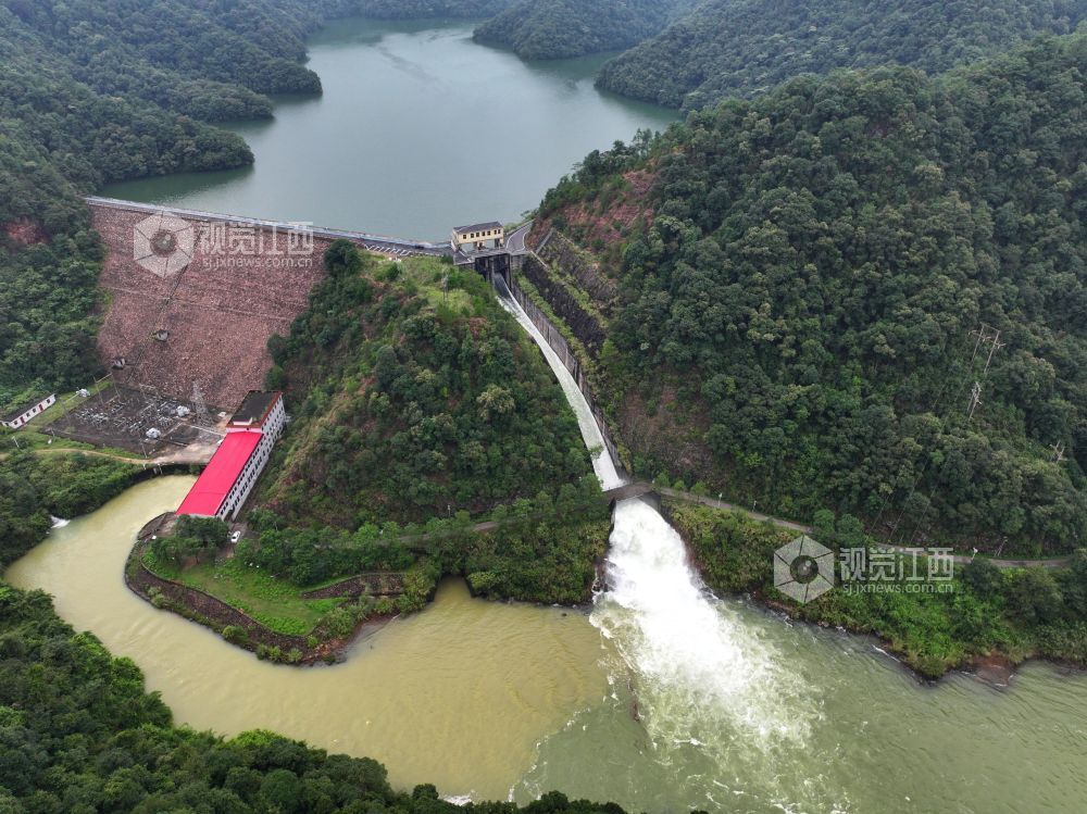 2026年9月1日,江西省吉安市泰和县南车水库正在泄洪。